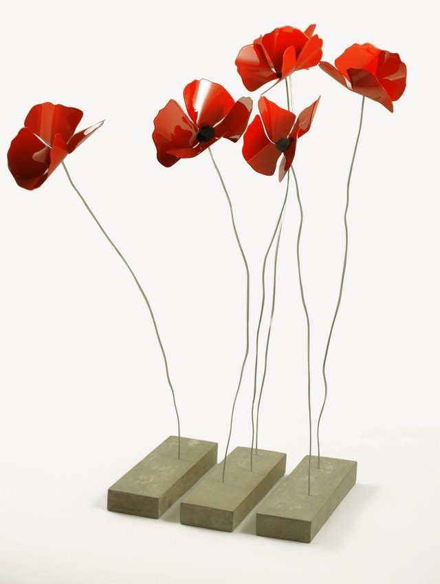 Utilizzano una base di cemento i fiori decorativi Mille Papaveri Rossi prodotti da Fiori di Latta. Da ambientare in interno o in esterno. La versione da tavolo monofiore (L 5 x P 15 x H 42 cm) costa 89 euro. www.fioridilatta.it Utilizzano una base di cemento i fiori decorativi Mille Papaveri Rossi prodotti da Fiori di Latta. Da ambientare in interno o in esterno. La versione da tavolo monofiore (L 5 x P 15 x H 42 cm) costa 89 euro. www.fioridilatta.it