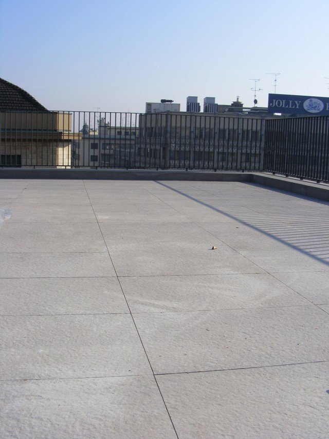 È realizzato con sistema costruttivo a secco il pavimento sopraelevato Evopanel outdoor di Floorlab. Misura 45 x 90 cm. Prezzo, finitura esclusa, al m² 40,20 euro. Prezzo della struttura da esterno per altezze fino a 20 cm, al m², 24,86 euro. www.floorlab.it È realizzato con sistema costruttivo a secco il pavimento sopraelevato Evopanel outdoor di Floorlab. Misura 45 x 90 cm. Prezzo, finitura esclusa, al m² 40,20 euro. Prezzo della struttura da esterno per altezze fino a 20 cm, al m², 24,86 euro. www.floorlab.it