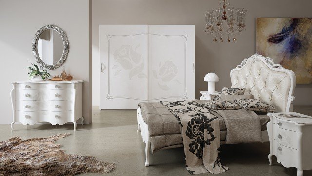 L’armadio Jack della collezione La Nouvelle Vie di Euro Design, qui abbinato al trittico (comodini e comò) Alain, al letto con testiera capitonné e alla specchiera Corinne, è patinato a mano bianco nuvolato, con grande decoro di fiori bianchi. Il telaio dell’armadio è di abete, mentre fianchi, base, cappello e ante scorrevoli sono di tamburato. Misura L 275 x P 69,5 x H 248 cm. Prezzo euro 3.909,00. www.eurodesignsrl.it L’armadio Jack della collezione La Nouvelle Vie di Euro Design, qui abbinato al trittico (comodini e comò) Alain, al letto con testiera capitonné e alla specchiera Corinne, è patinato a mano bianco nuvolato, con grande decoro di fiori bianchi. Il telaio dell’armadio è di abete, mentre fianchi, base, cappello e ante scorrevoli sono di tamburato. Misura L 275 x P 69,5 x H 248 cm. Prezzo euro 3.909,00. www.eurodesignsrl.it