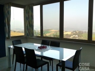 foto6_Tavolo da pranzo in veranda del salotto con vista