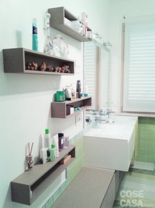 foto8_Bagno in camera con doppio lavabo in vetro e mobile annesso