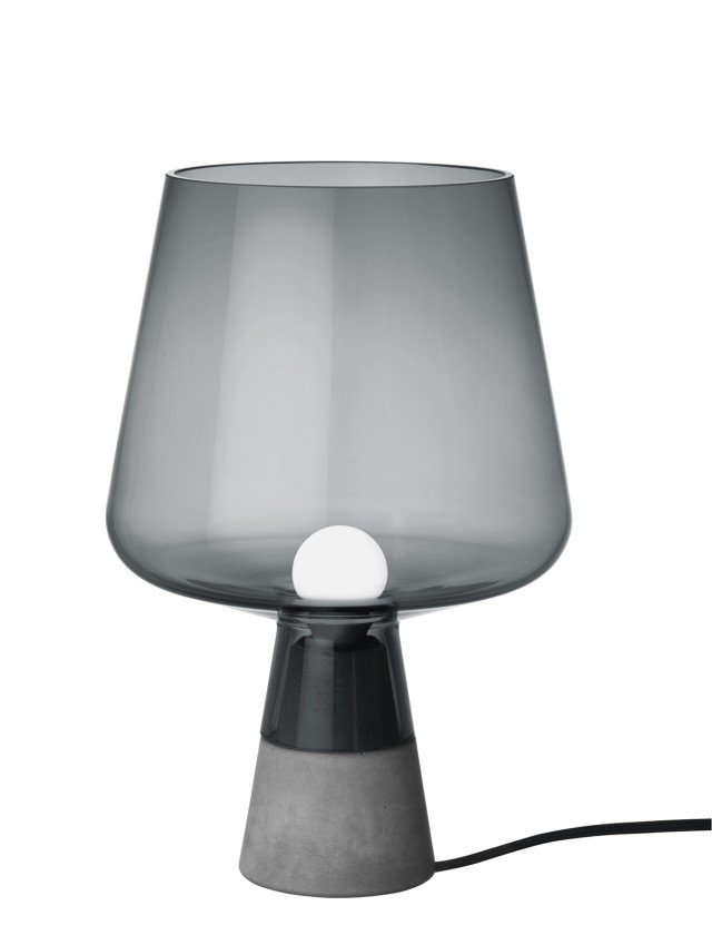 Disponibile nella nuova finitura grigia, la lampada Leimu di iittala combina magistralmente vetro e cemento. Due le misure: la più piccola, da ⌀ 20 x H 30 cm è in vendita a 561,20 euro; la più grande, da ⌀ 25 x H 38 cm costa 622,20 euro. www.iittala.com Disponibile nella nuova finitura grigia, la lampada Leimu di iittala combina magistralmente vetro e cemento. Due le misure: la più piccola, da ⌀ 20 x H 30 cm è in vendita a 561,20 euro; la più grande, da ⌀ 25 x H 38 cm costa 622,20 euro. www.iittala.com