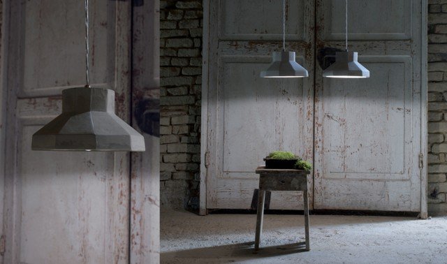 La collezione Settenani di Karman si ispira al mondo delle fiabe ed è composta da sette lampade in cemento più una in cemento e filo metallico. Qui, Gongolo, pensata per un uso sia in interno sia in esterno. ø 26 x H 14 cm. www.karmanitalia.it La collezione Settenani di Karman si ispira al mondo delle fiabe ed è composta da sette lampade in cemento più una in cemento e filo metallico. Qui, Gongolo, pensata per un uso sia in interno sia in esterno. ø 26 x H 14 cm. www.karmanitalia.it