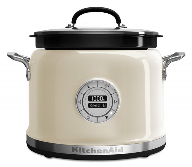 Multicooker di KitchenAid cela all'interno una ciotola di cottura in ceramica antiaderente da 4 litri. Dieci programmi di cottura e quattro modalità step-by-step (risotto, zuppa, riso, yogurt). Braccio mescolatore opzionale. L 37,8 x P 31 x H 30,2 cm. Prezzo: 449 euro. www.kitchenaid.it Multicooker di KitchenAid cela all'interno una ciotola di cottura in ceramica antiaderente da 4 litri. Dieci programmi di cottura e quattro modalità step-by-step (risotto, zuppa, riso, yogurt). Braccio mescolatore opzionale. L 37,8 x P 31 x H 30,2 cm. Prezzo: 449 euro. www.kitchenaid.it