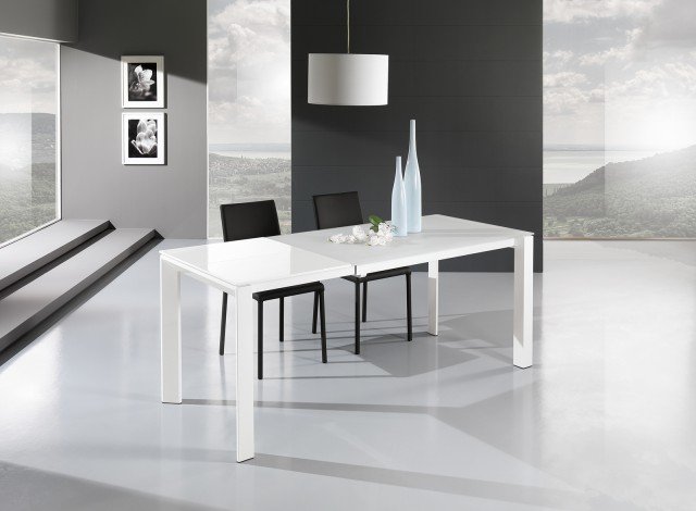 È dotato di un'allunga in Mdf da 60 cm il tavolo Cloud di Max Home. Due le varianti: struttura e allunga laccate bianche e top in vetro temperato 10 mm extra white frozen oppure struttura e allunga laccate color tortora e top in vetro temperato 10 mm tortora frozen. 130/190 x P 80 x H 76,5 cm. Prezzo 563 euro. www.max-home.it È dotato di un'allunga in Mdf da 60 cm il tavolo Cloud di Max Home. Due le varianti: struttura e allunga laccate bianche e top in vetro temperato 10 mm extra white frozen oppure struttura e allunga laccate color tortora e top in vetro temperato 10 mm tortora frozen. 130/190 x P 80 x H 76,5 cm. Prezzo 563 euro. www.max-home.it