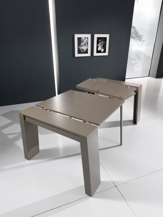 La consolle Pratika di Max Home è perfetta per arredare l'ingresso o il disimpegno della zona notte; all'occorrenza si trasforma in tavolo grazie alle 2 allunghe da 78 cm ciascuna. È disponibile nelle varianti bianco e fango; chiusa, misura L 109 x P 42,5 x H 75 cm. Prezzo 854 euro. www.max-home.it La consolle Pratika di Max Home è perfetta per arredare l'ingresso o il disimpegno della zona notte; all'occorrenza si trasforma in tavolo grazie alle 2 allunghe da 78 cm ciascuna. È disponibile nelle varianti bianco e fango; chiusa, misura L 109 x P 42,5 x H 75 cm. Prezzo 854 euro. www.max-home.it