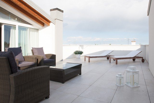 È in gres il pavimento sopraelevato Twin Floor outdoor di Nesite. Disponibile in 7 colori, ha supporto costituito da componenti completamente riciclati. Misura 60 x 60 cm con spessore totale di 26 mm. Prezzo su richiesta. www.nesite.com È in gres il pavimento sopraelevato Twin Floor outdoor di Nesite. Disponibile in 7 colori, ha supporto costituito da componenti completamente riciclati. Misura 60 x 60 cm con spessore totale di 26 mm. Prezzo su richiesta. www.nesite.com