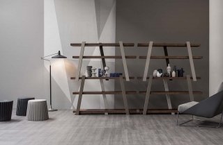 Note di Bonaldo è concepita come “un pentagramma dove le note sono i libri”, che disposti sui ripiani compongono la “melodia” personale del padrone di casa. Piani orizzontali e montanti verticali inclinati, tutti di legno e combinabili secondo precisi e eleganti abbinamenti materico-cromatici, hanno spessori importanti per sottolinearne la composizione geometrica. Misure L 150 x P 42 x H 173 cm. Prezzo a partire da 1.540 euro. www.bonaldo.it Note di Bonaldo è concepita come “un pentagramma dove le note sono i libri”, che disposti sui ripiani compongono la “melodia” personale del padrone di casa. Piani orizzontali e montanti verticali inclinati, tutti di legno e combinabili secondo precisi e eleganti abbinamenti materico-cromatici, hanno spessori importanti per sottolinearne la composizione geometrica. Misure L 150 x P 42 x H 173 cm. Prezzo a partire da 1.540 euro. www.bonaldo.it