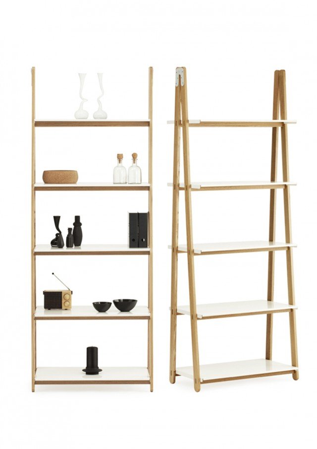 La scaffalatura One Step Up di Normann Copenhagen si ispira alle scale a libretto: pieghevole e di conseguenza facilmente spostabile, se ripetuta in più esemplari può funzionare anche da divisorio. Il telaio di frassino sorregge mensole di acciaio bianco che conferiscono all’insieme un aspetto vagamente industriale. Misure L 78 x P 45 x H 209 cm. Prezzo 470 euro. www.normann-copenhagen.com La scaffalatura One Step Up di Normann Copenhagen si ispira alle scale a libretto: pieghevole e di conseguenza facilmente spostabile, se ripetuta in più esemplari può funzionare anche da divisorio. Il telaio di frassino sorregge mensole di acciaio bianco che conferiscono all’insieme un aspetto vagamente industriale. Misure L 78 x P 45 x H 209 cm. Prezzo 470 euro. www.normann-copenhagen.com