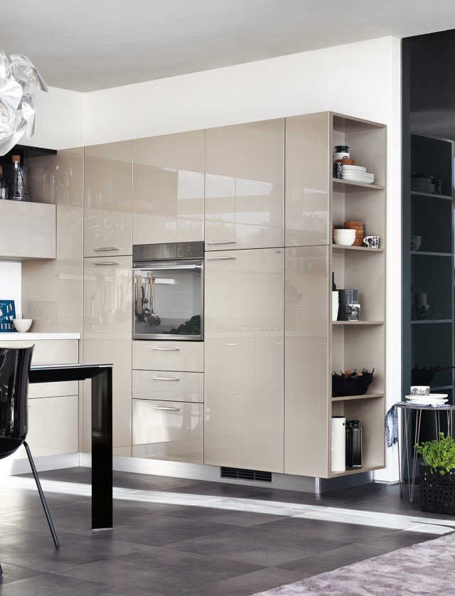 Un grande armadio attrezzato dotato di scaffali laterali per Open di Scavolini, la cucina luminosa con le ante laccate lucido Visone. Il design essenziale e la disponibilità di elementi divisori, mensole e arredi per il living consentono di creare una composizione “su misura” per ogni living. Prezzo su richiesta. www.scavolini.it Un grande armadio attrezzato dotato di scaffali laterali per Open di Scavolini, la cucina luminosa con le ante laccate lucido Visone. Il design essenziale e la disponibilità di elementi divisori, mensole e arredi per il living consentono di creare una composizione “su misura” per ogni living. Prezzo su richiesta. www.scavolini.it