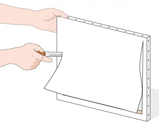 Con un cutter si tagli la tela all’interno della cornice, se presente. Con un cutter si tagli la tela all’interno della cornice, se presente.