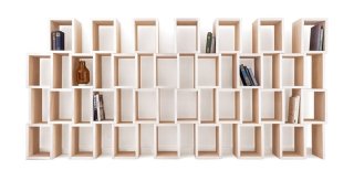La libreria Modular Shelves autoprodotta da Reinier De Jong può essere costruita in base alle proprie esigenze: basta assemblare (con semplici pioli nascosti) in orizzontale o in verticale i moduli di legno multistrato, rifiniti a cera e bordati su entrambi i lati di alluminio spazzolato. Ogni modulo misura L 30 x P 40 x H 30 cm e costa circa 99 euro. www.reinierdejong.com La libreria Modular Shelves autoprodotta da Reinier De Jong può essere costruita in base alle proprie esigenze: basta assemblare (con semplici pioli nascosti) in orizzontale o in verticale i moduli di legno multistrato, rifiniti a cera e bordati su entrambi i lati di alluminio spazzolato. Ogni modulo misura L 30 x P 40 x H 30 cm e costa circa 99 euro. www.reinierdejong.com