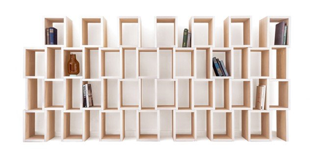 La libreria Modular Shelves autoprodotta da Reinier De Jong può essere costruita in base alle proprie esigenze: basta assemblare (con semplici pioli nascosti) in orizzontale o in verticale i moduli di legno multistrato, rifiniti a cera e bordati su entrambi i lati di alluminio spazzolato. Ogni modulo misura L 30 x P 40 x H 30 cm e costa circa 99 euro. www.reinierdejong.com La libreria Modular Shelves autoprodotta da Reinier De Jong può essere costruita in base alle proprie esigenze: basta assemblare (con semplici pioli nascosti) in orizzontale o in verticale i moduli di legno multistrato, rifiniti a cera e bordati su entrambi i lati di alluminio spazzolato. Ogni modulo misura L 30 x P 40 x H 30 cm e costa circa 99 euro. www.reinierdejong.com