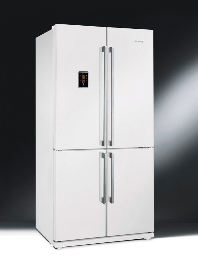 Frigorifero Side-by-Side quattro porte FQ60BPE di Smeg, di classe energetica A+, No-Frost, dotato di display LCD Touch Control, scompartimento Multizone (può essere utilizzato sia come congelatore, sia come frigorifero, programmandone la temperatura tramite il display esterno), funzione blocco tasti (sicurezza bambini), Active Fresh Blue Light (sistema di illuminazione presente nei cassetti per alimenti freschi, che permette di aumentare i tempi di conservazione di frutta e verdura e di preservarne più a lungo il contenuto vitaminico). Frigorifero: capacità netta 385 lt (462 lt con uso Multizone); congelatore: capacità netta 155 lt (78 lt con uso Multizone). Misura L 92 x P 72 (76,5 cm con maniglia) x H 182 cm, disponibile in bianco. Prezzo 2080,00 euro www.smeg.it Frigorifero Side-by-Side quattro porte FQ60BPE di Smeg, di classe energetica A+, No-Frost, dotato di display LCD Touch Control, scompartimento Multizone (può essere utilizzato sia come congelatore, sia come frigorifero, programmandone la temperatura tramite il display esterno), funzione blocco tasti (sicurezza bambini), Active Fresh Blue Light (sistema di illuminazione presente nei cassetti per alimenti freschi, che permette di aumentare i tempi di conservazione di frutta e verdura e di preservarne più a lungo il contenuto vitaminico). Frigorifero: capacità netta 385 lt (462 lt con uso Multizone); congelatore: capacità netta 155 lt (78 lt con uso Multizone). Misura L 92 x P 72 (76,5 cm con maniglia) x H 182 cm, disponibile in bianco. Prezzo 2080,00 euro www.smeg.it