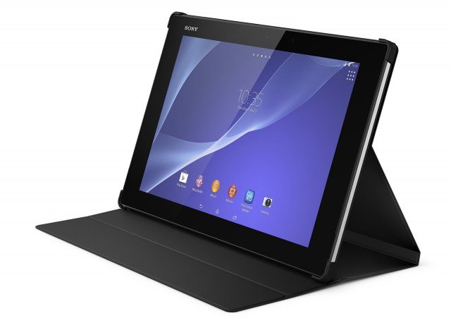 Impermeabile, resistente alla polvere e antigraffio, il display del tablet Xperia™ Z2 Tablet di Sony si può scorrere anche con le dita bagnate. Con un display da 10,1″, ha uno spessore di appena 6,4 mm e un peso inferiore a 440 grammi, che lo rende particolarmente leggero. E’dotato di una fotocamera da 8 MP per scattare in qualsiasi condizione di illuminazione e di batteria al litio che assicura fino a 10 ore di utilizzo e oltre 100 ore di ascolto di musica senza bisogno di ricaricare. Prezzo da 499 euro. www.sonymobile.com/it Impermeabile, resistente alla polvere e antigraffio, il display del tablet Xperia™ Z2 Tablet di Sony si può scorrere anche con le dita bagnate. Con un display da 10,1″, ha uno spessore di appena 6,4 mm e un peso inferiore a 440 grammi, che lo rende particolarmente leggero. E’dotato di una fotocamera da 8 MP per scattare in qualsiasi condizione di illuminazione e di batteria al litio che assicura fino a 10 ore di utilizzo e oltre 100 ore di ascolto di musica senza bisogno di ricaricare. Prezzo da 499 euro. www.sonymobile.com/it