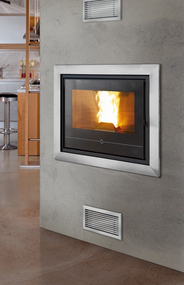 Insert Line 490 di Thermorossi è un caminetto a pellet canalizzabile, dal design moderno. Cornice in acciaio inox e cassetto della cenere estraibile. Misura L 66,7 x P 64,6 x H 49,5 cm e costa 2.550 euro. ww.thermorossi.it Insert Line 490 di Thermorossi è un caminetto a pellet canalizzabile, dal design moderno. Cornice in acciaio inox e cassetto della cenere estraibile. Misura L 66,7 x P 64,6 x H 49,5 cm e costa 2.550 euro. ww.thermorossi.it