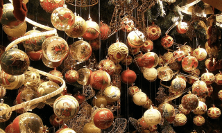 Tra le bancarelle, ampia scelta di decori per l'albero e statuette per il presepe, realizzati artigianalmente Tra le bancarelle, ampia scelta di decori per l'albero e statuette per il presepe, realizzati artigianalmente