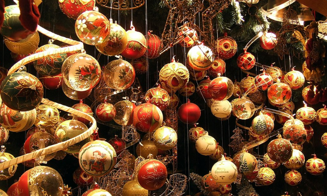 Tra le bancarelle, ampia scelta di decori per l'albero e statuette per il presepe, realizzati artigianalmente Tra le bancarelle, ampia scelta di decori per l'albero e statuette per il presepe, realizzati artigianalmente