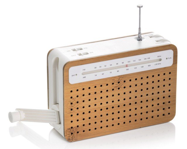 La radio di design è un regalo doppiamente ecologico: per il materiale in cui è costruita, il bambù, e per l'alimentazione manuale, grazie alla manovella laterale. Safe radio di Lexon misura L 14 x P 4,6 x H 9,5 cm. Prezzo 72 euro. www.giftcompany.it La radio di design è un regalo doppiamente ecologico: per il materiale in cui è costruita, il bambù, e per l'alimentazione manuale, grazie alla manovella laterale. Safe radio di Lexon misura L 14 x P 4,6 x H 9,5 cm. Prezzo 72 euro. www.giftcompany.it