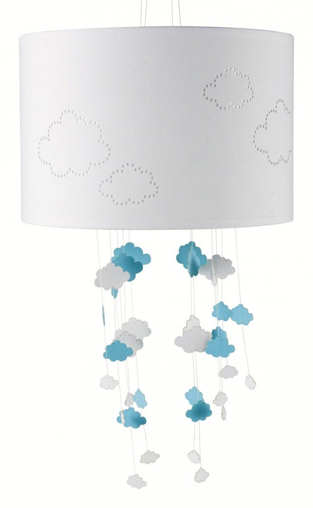 La lampada sospesa Art. 135032 di Maisons du monde è in grado di diffondere una piacevole luce soffusa ideale per i neonati; al paralume in tessuto candido sono sospese piccole nuvole azzurre. Misura ø 30 cm. Prezzo 44,99 euro. www.maisonsdumonde.com La lampada sospesa Art. 135032 di Maisons du monde è in grado di diffondere una piacevole luce soffusa ideale per i neonati; al paralume in tessuto candido sono sospese piccole nuvole azzurre. Misura ø 30 cm. Prezzo 44,99 euro. www.maisonsdumonde.com
