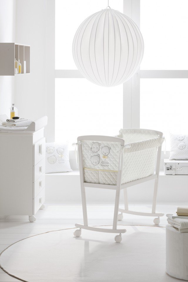 La culla Miele di Doimo Cityline può essere usata sia nella versione a dondolo sia con le quattro ruote in dotazione; è corredata di materassino, cuscino, lenzuolino e federa ed è disponibile in tre finiture: bianco, tortora e giallo. Quando il bimbo cresce si trasforma in un pratico contenitore porta-giochi togliendo semplicemente la parte inferiore. Misura L 80 x P 52 x H 92 cm. Prezzo 486,78 euro. www.doimocityline.com La culla Miele di Doimo Cityline può essere usata sia nella versione a dondolo sia con le quattro ruote in dotazione; è corredata di materassino, cuscino, lenzuolino e federa ed è disponibile in tre finiture: bianco, tortora e giallo. Quando il bimbo cresce si trasforma in un pratico contenitore porta-giochi togliendo semplicemente la parte inferiore. Misura L 80 x P 52 x H 92 cm. Prezzo 486,78 euro. www.doimocityline.com
