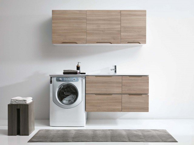 È pensata per l’inserimento in bagno la raffinata composizione per lavanderia Flexia C di Gruppo Geromin. I mobili pensili hanno ante in PVC con maniglia integrata. Basi e pensili, qui nella finitura tranchè tabacco, sono disponibili in svariate misure. Prezzo del mobile pensile L 60 x P 37 x H 60 h cm, Iva esclusa, 342 euro, di quello largo 45 cm, Iva esclusa, 160 euro. www.gruppogeromin.com È pensata per l’inserimento in bagno la raffinata composizione per lavanderia Flexia C di Gruppo Geromin. I mobili pensili hanno ante in PVC con maniglia integrata. Basi e pensili, qui nella finitura tranchè tabacco, sono disponibili in svariate misure. Prezzo del mobile pensile L 60 x P 37 x H 60 h cm, Iva esclusa, 342 euro, di quello largo 45 cm, Iva esclusa, 160 euro. www.gruppogeromin.com