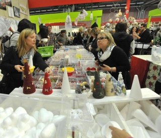 Idee regalo, creatività artigianale e laboratori pratici sul cake design nel cartellone di Curiosa, la manifestazione a tema natalizio in programma dal 5 al'8 dicembre nel quartiere fieristico di Modena. Idee regalo, creatività artigianale e laboratori pratici sul cake design nel cartellone di Curiosa, la manifestazione a tema natalizio in programma dal 5 al'8 dicembre nel quartiere fieristico di Modena.