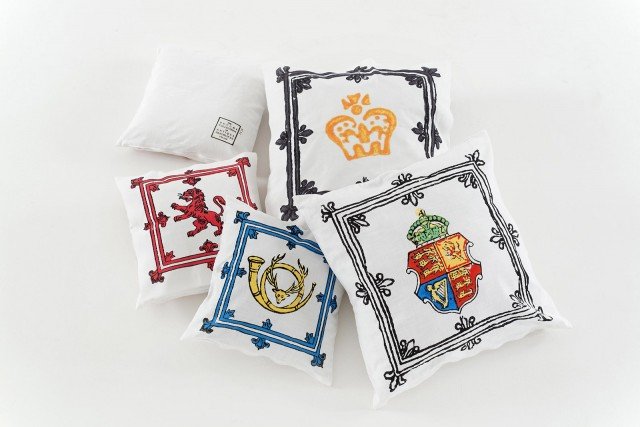 I copricuscini d’arredo di Zucchi in puro cotone fiammato riproducono la stampa di stemmi e simboli tratti da un’iconografia nobile e antica. In due dimensioni: 40 x 40 cm (prezzo 14,90 euro) e 60 x 60 cm (prezzo 22,90 euro). www.zucchigroup.it I copricuscini d’arredo di Zucchi in puro cotone fiammato riproducono la stampa di stemmi e simboli tratti da un’iconografia nobile e antica. In due dimensioni: 40 x 40 cm (prezzo 14,90 euro) e 60 x 60 cm (prezzo 22,90 euro). www.zucchigroup.it
