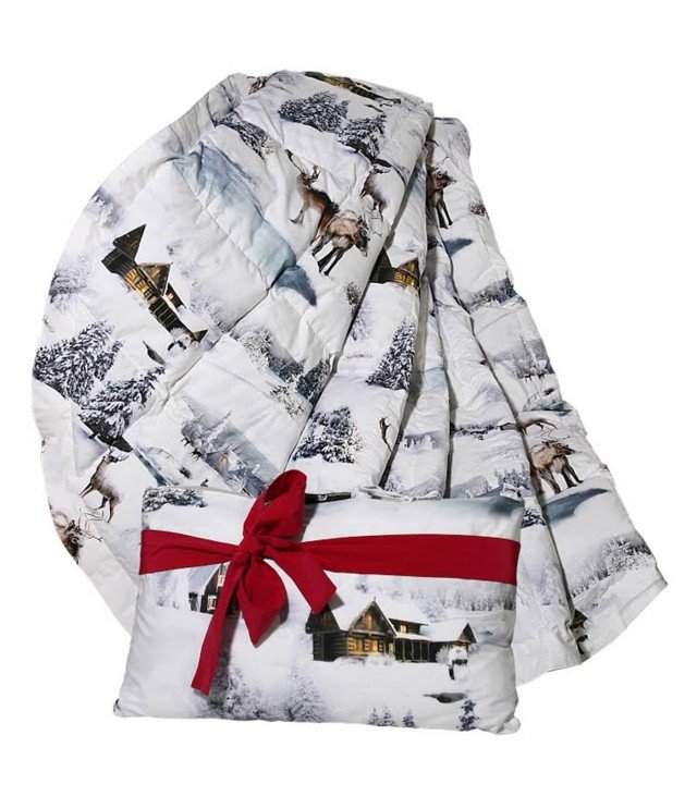 Il regalo ideale per chi sente sempre freddo: Mio Trapuntino “Le Renne” di DaunenStep è in cotone con imbottitura in 90% piumino argentato e 10% piumetta. Misura L 105 x H 160 cm. Prezzo 179 euro. www.daunenstep.com Il regalo ideale per chi sente sempre freddo: Mio Trapuntino “Le Renne” di DaunenStep è in cotone con imbottitura in 90% piumino argentato e 10% piumetta. Misura L 105 x H 160 cm. Prezzo 179 euro. www.daunenstep.com