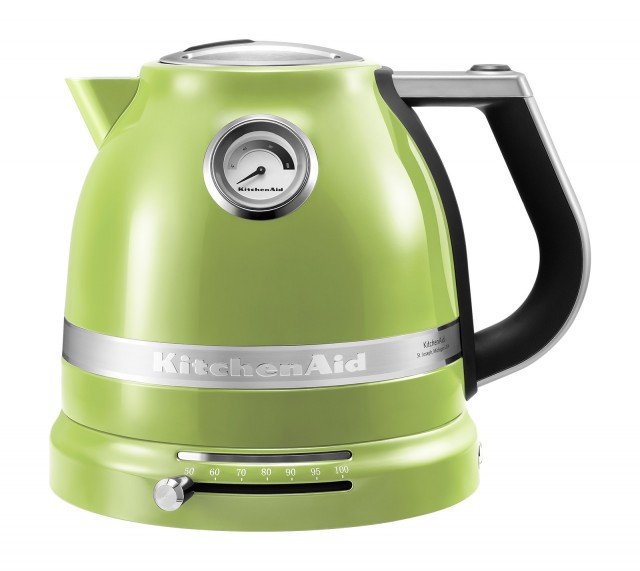 La cavità a doppia parete del bollitore Artisan di KitchenAid consente di mantenere l’acqua calda più a lungo, mentre la parte esterna non si riscalda. Capiente 1,5 litri, si può regolare il livello della temperatura - da 50 a 100 °C. In metallo pressofuso, ha una morbida impugnatura ergonomica. Prezzo 189 euro. www.kitchenaid.it La cavità a doppia parete del bollitore Artisan di KitchenAid consente di mantenere l’acqua calda più a lungo, mentre la parte esterna non si riscalda. Capiente 1,5 litri, si può regolare il livello della temperatura - da 50 a 100 °C. In metallo pressofuso, ha una morbida impugnatura ergonomica. Prezzo 189 euro. www.kitchenaid.it