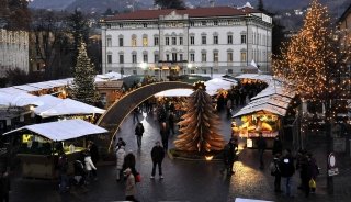 A Trento, per tutto dicembre e fino all'Epifania, doppio appuntamento con l'artigianato tipico: in piazza Fiera e in piazza Cesare Battisti. A Trento, per tutto dicembre e fino all'Epifania, doppio appuntamento con l'artigianato tipico: in piazza Fiera e in piazza Cesare Battisti.