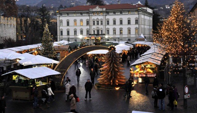 A Trento, per tutto dicembre e fino all'Epifania, doppio appuntamento con l'artigianato tipico: in piazza Fiera e in piazza Cesare Battisti. A Trento, per tutto dicembre e fino all'Epifania, doppio appuntamento con l'artigianato tipico: in piazza Fiera e in piazza Cesare Battisti.
