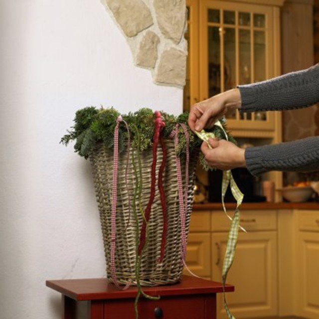 2 Dopodiché, sempre con del fil di ferro, fissa alla corona dei nastri colorati di svariata lunghezza secondo il tuo gusto. 2 Dopodiché, sempre con del fil di ferro, fissa alla corona dei nastri colorati di svariata lunghezza secondo il tuo gusto.