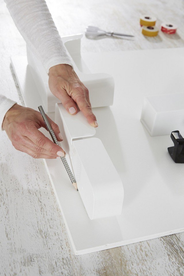 Distribuire i contenitori di plastica e il portapenne sul compensato nella maniera in cui si preferisce e segnare le relative posizioni con una matita. Distribuire i contenitori di plastica e il portapenne sul compensato nella maniera in cui si preferisce e segnare le relative posizioni con una matita.
