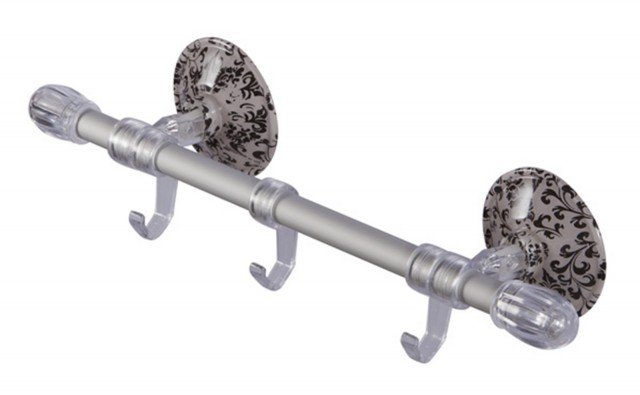 Si può applicare su vetro, piastrelle, plexiglas, acciaio inox, superfici lucide laccate e cartone plastificato l’asta corta con ganci della serie Secret di Momylu. La ventosa del diametro di 7,5 cm garantisce un’aderenza perfetta e una portata fino a 5 kg. L’asta ha una lunghezza di 37 cm. Prezzo, Iva esclusa, 14,50 euro. www.momylu.it Si può applicare su vetro, piastrelle, plexiglas, acciaio inox, superfici lucide laccate e cartone plastificato l’asta corta con ganci della serie Secret di Momylu. La ventosa del diametro di 7,5 cm garantisce un’aderenza perfetta e una portata fino a 5 kg. L’asta ha una lunghezza di 37 cm. Prezzo, Iva esclusa, 14,50 euro. www.momylu.it