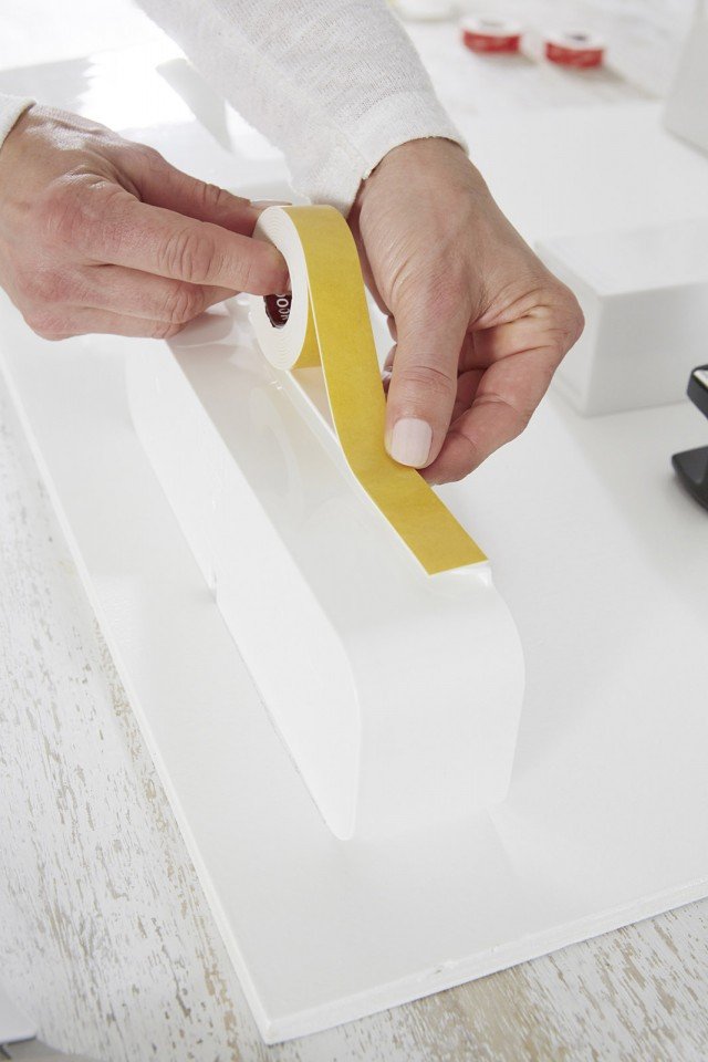 Distribuire i contenitori di plastica e il portapenne sul compensato nella maniera in cui si preferisce e segnare le relative posizioni con una matita. Distribuire i contenitori di plastica e il portapenne sul compensato nella maniera in cui si preferisce e segnare le relative posizioni con una matita.