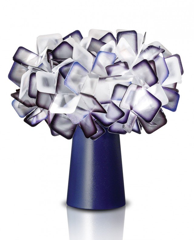 In versione da tavolo, Clizia di Slamp è perfetta accanto al letto. Il diffusore è composto da 230 quadrati colorati di Opalflex. Ø 27 x H 25 cm. 125 euro. www.slamp.it In versione da tavolo, Clizia di Slamp è perfetta accanto al letto. Il diffusore è composto da 230 quadrati colorati di Opalflex. Ø 27 x H 25 cm. 125 euro. www.slamp.it