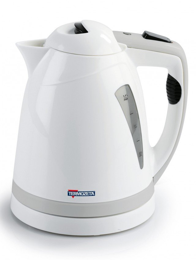 Cordless, il bollitore 1400 di Termozeta ha capacità di 1,4 litri, livello acqua visibile da tutti e due i lati , base con connessione a 360° e filtro del beccuccio removibile. Si spegne automaticamente al momento dell’ebollizione. Costa 29,90 euro.www.termozeta.com Cordless, il bollitore 1400 di Termozeta ha capacità di 1,4 litri, livello acqua visibile da tutti e due i lati , base con connessione a 360° e filtro del beccuccio removibile. Si spegne automaticamente al momento dell’ebollizione. Costa 29,90 euro.www.termozeta.com