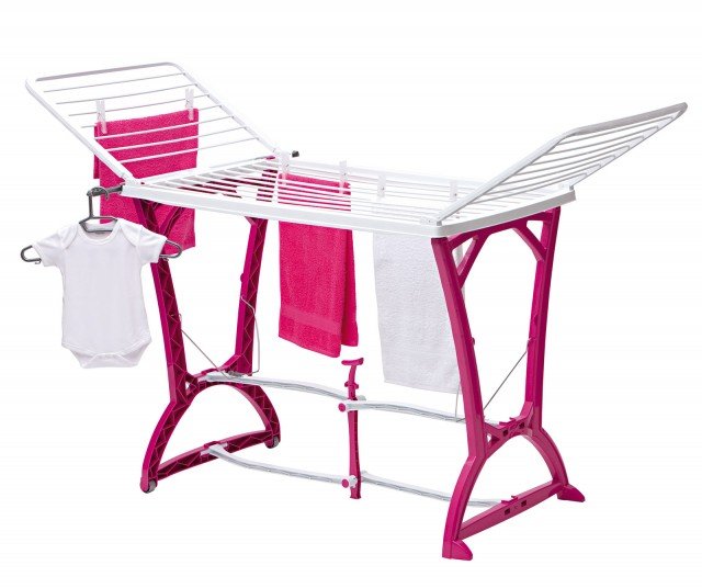 Lo stendibiancheria Panny di Bama Group in resina ha un sistema di apertura e chiusura che distribuisce i pesi in modo uniforme. Dotato di due ruote per spostarlo facilmente anche da carico e di due agganci a scomparsa per capi delicati, ha 9 fili per un totale di 22 metri lineari disponibili. Chiuso, sta in piedi da solo. Misura L 198 x P 60 x H 116 cm. Prezzo 49,90 euro. www.bamagroup.com Lo stendibiancheria Panny di Bama Group in resina ha un sistema di apertura e chiusura che distribuisce i pesi in modo uniforme. Dotato di due ruote per spostarlo facilmente anche da carico e di due agganci a scomparsa per capi delicati, ha 9 fili per un totale di 22 metri lineari disponibili. Chiuso, sta in piedi da solo. Misura L 198 x P 60 x H 116 cm. Prezzo 49,90 euro. www.bamagroup.com