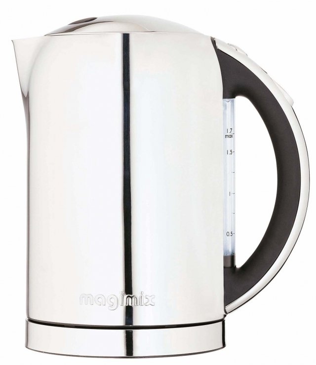Il bollitore di Magimix in acciaio inox cromato brillante ha capacità di 1,8 litri, ha doppia parete isolante, livello dell’acqua visibile all’esterno, e base girevole a 360 °. Prezzo 100 euro. www.magimix.com Il bollitore di Magimix in acciaio inox cromato brillante ha capacità di 1,8 litri, ha doppia parete isolante, livello dell’acqua visibile all’esterno, e base girevole a 360 °. Prezzo 100 euro. www.magimix.com