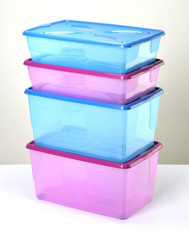 Rosa e celeste per le scatole Light Fashion di Bama disponibili in due misure; sono interamente realizzate in resistente materiale plastico e possono essere impilate grazie alla particolare forma del coperchio: la soluzione ideale per tenere in ordine pannolini e giocattoli. Misurano L 60 x P 40 x H 15/29 cm. Prezzo 7,90 euro e 10,90 euro. www.bamagroup.com Rosa e celeste per le scatole Light Fashion di Bama disponibili in due misure; sono interamente realizzate in resistente materiale plastico e possono essere impilate grazie alla particolare forma del coperchio: la soluzione ideale per tenere in ordine pannolini e giocattoli. Misurano L 60 x P 40 x H 15/29 cm. Prezzo 7,90 euro e 10,90 euro. www.bamagroup.com