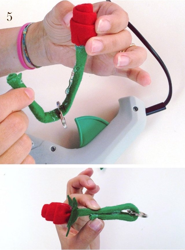 Inserire l'anello portachiavi lungo lo stelo e ripiegarlo su se steso a metà lunghezza bloccandolo con la colla a caldo. Inserire l'anello portachiavi lungo lo stelo e ripiegarlo su se steso a metà lunghezza bloccandolo con la colla a caldo.