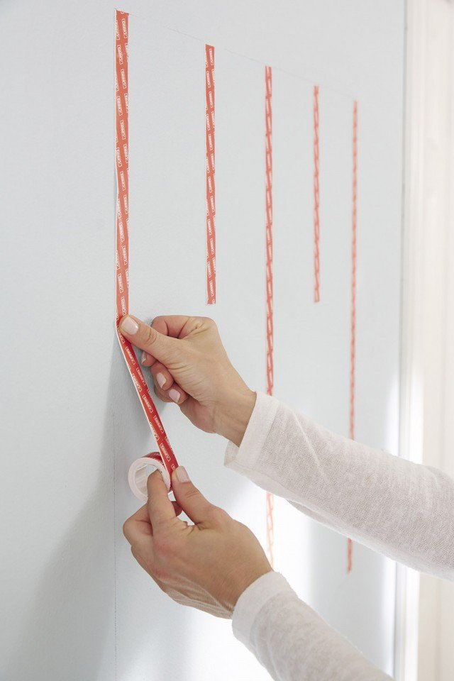 Posizionare il pannello porta oggetti da muro sulla parete e fissare con una matita la posizione desiderata. Rimuovere le eventuali tracce di polvere dalla parete. Posizionare cinque strisce di <strong>tesa biadesivo Powerbond® Ultra Strong</strong> della lunghezza di circa 20 cm in posizione verticale sulla parete. Rimuovere la pellicola protettiva. www.tesaitalia.it Posizionare il pannello porta oggetti da muro sulla parete e fissare con una matita la posizione desiderata. Rimuovere le eventuali tracce di polvere dalla parete. Posizionare cinque strisce di <strong>tesa biadesivo Powerbond® Ultra Strong</strong> della lunghezza di circa 20 cm in posizione verticale sulla parete. Rimuovere la pellicola protettiva. www.tesaitalia.it