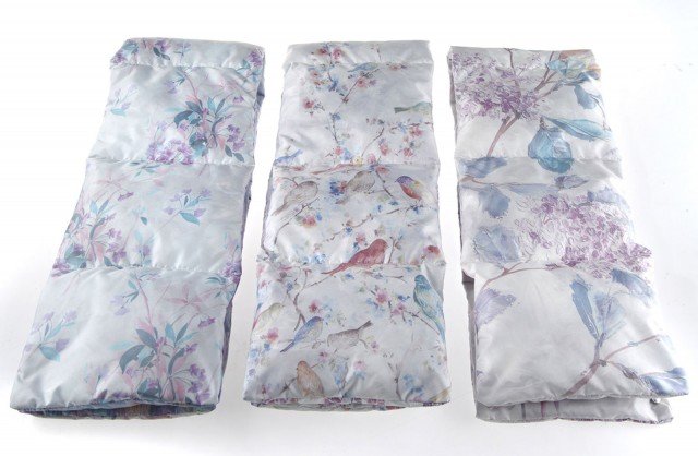 In 100% piumino, per un caldo abbraccio. Sciarpe in varie fantasie della linea Foulard de duvet di Cinelli Piume e Piumini. Ciascuna misura L 22 x H 130 cm. Prezzo 45 euro. www.cinellipiumini.com In 100% piumino, per un caldo abbraccio. Sciarpe in varie fantasie della linea Foulard de duvet di Cinelli Piume e Piumini. Ciascuna misura L 22 x H 130 cm. Prezzo 45 euro. www.cinellipiumini.com