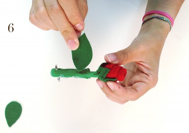 Completare con dei ritagli a forma di foglie e di corolla per nascondere le imperfezioni ed ottenere così il nostro portachiavi. Completare con dei ritagli a forma di foglie e di corolla per nascondere le imperfezioni ed ottenere così il nostro portachiavi.