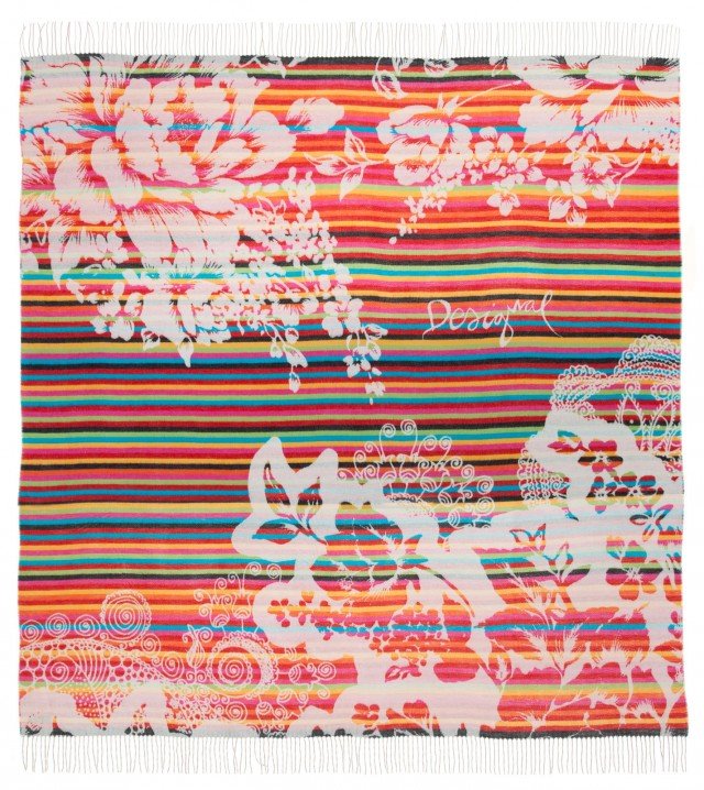 Per portare anche a letto colore e fantasia, plaid Desigual con frange. Un'idea regalo perfetta per una camera informale. Prezzo 99 euro. www.desigual.com Per portare anche a letto colore e fantasia, plaid Desigual con frange. Un'idea regalo perfetta per una camera informale. Prezzo 99 euro. www.desigual.com