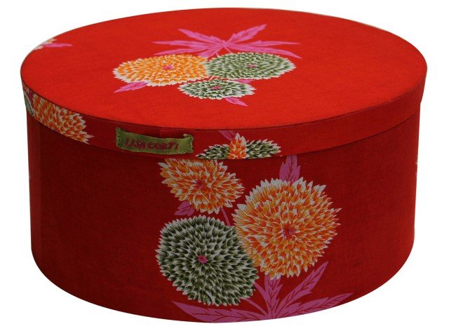 Rivestite in canvas, un tessuto di cotone in varie fantasie, le Jewellery box firmate Lisa Corti sono ideali per custodire gioielli e piccoli oggetti preziosi. Nella dimensione Ø 31 cm, prezzo 50 euro. www.lisacorti.com Rivestite in canvas, un tessuto di cotone in varie fantasie, le Jewellery box firmate Lisa Corti sono ideali per custodire gioielli e piccoli oggetti preziosi. Nella dimensione Ø 31 cm, prezzo 50 euro. www.lisacorti.com