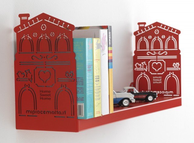È prodotta in rosso o in bianco la mensola da parete Home Sweet home di Mipiacemolto. Un'idea divertente per recuperare spazio in verticale. Misura L 70 x P 16 x H 26,9 cm. Prezzo 79 euro. www.mipiacemolto.it È prodotta in rosso o in bianco la mensola da parete Home Sweet home di Mipiacemolto. Un'idea divertente per recuperare spazio in verticale. Misura L 70 x P 16 x H 26,9 cm. Prezzo 79 euro. www.mipiacemolto.it