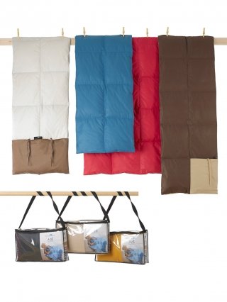 Mio Trapuntino di Daunenstep è un plaid bicolore in piuma trapuntato con tasca cucita. Ha imbottitura 90% piuma argentata, 10% piumetta; tessuto cotone 100%. Aperto misura 105 x 160 cm, chiuso 50 x 30 cm. 7 varianti colore. Prezzo 149 euro. www.daunenstep.it Mio Trapuntino di Daunenstep è un plaid bicolore in piuma trapuntato con tasca cucita. Ha imbottitura 90% piuma argentata, 10% piumetta; tessuto cotone 100%. Aperto misura 105 x 160 cm, chiuso 50 x 30 cm. 7 varianti colore. Prezzo 149 euro. www.daunenstep.it