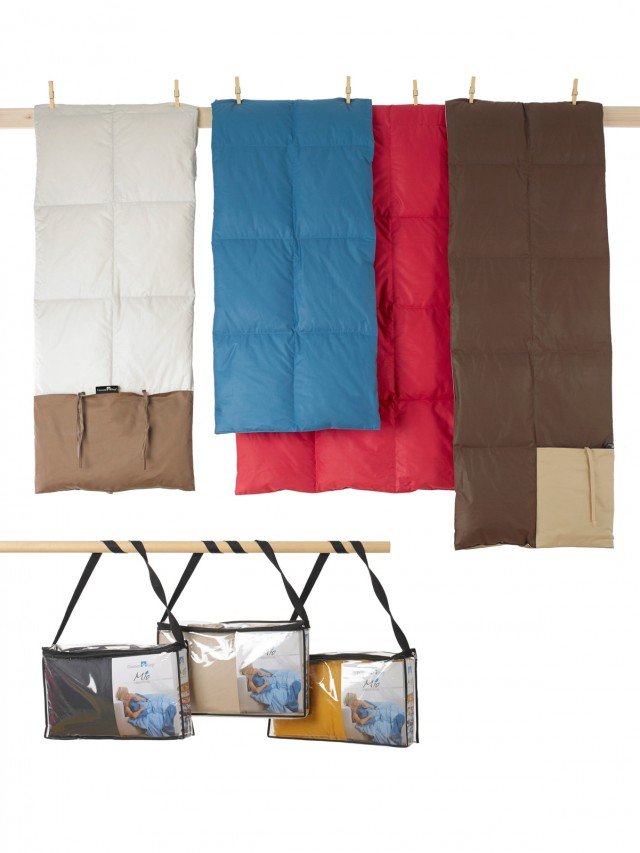 Mio Trapuntino di Daunenstep è un plaid bicolore in piuma trapuntato con tasca cucita. Ha imbottitura 90% piuma argentata, 10% piumetta; tessuto cotone 100%. Aperto misura 105 x 160 cm, chiuso 50 x 30 cm. 7 varianti colore. Prezzo 149 euro. www.daunenstep.it Mio Trapuntino di Daunenstep è un plaid bicolore in piuma trapuntato con tasca cucita. Ha imbottitura 90% piuma argentata, 10% piumetta; tessuto cotone 100%. Aperto misura 105 x 160 cm, chiuso 50 x 30 cm. 7 varianti colore. Prezzo 149 euro. www.daunenstep.it
